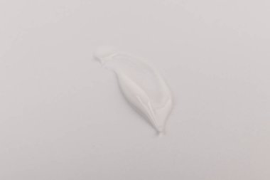 Beyaz kozmetik krem lekesi, arka planda izole edilmiş. Kremalı temel dokusu. Yüz kremi kokusu. Krem arkaplan dokusu