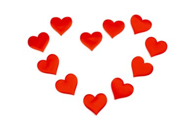 Kırmızı ipek sevgililer günü kalpleri. El yapımı aşkın sembolü. Aşk ve birliktelik kavramı. Tatil, tebrik kartı, kartpostal ve afiş için tasarım ögesi. 