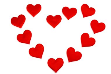 Kırmızı ipek sevgililer günü kalpleri. El yapımı aşkın sembolü. Aşk ve birliktelik kavramı. Tatil, tebrik kartı, kartpostal ve afiş için tasarım ögesi. 