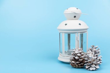 Mavi arka planda Noel feneri Yeni Yıl özellikleriyle.