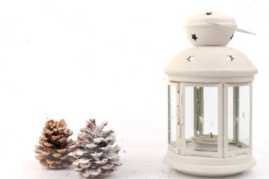 Noel süslemeleri ve kar beyaz arka plan üzerinde fener
