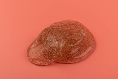 Pembe arka planda parlak balçık. Şeffaf oyuncak. Pembe kız renkleriyle parıltılı desen.