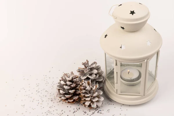 Karácsonyi Lámpa Fehér Háttér Szilveszteri Attribútumok — Stock Fotó