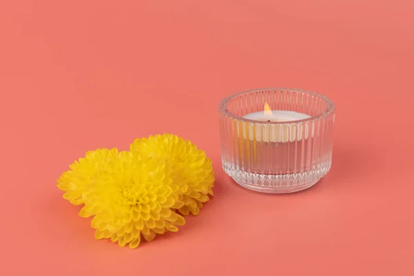 Motyw Spa Kwiatami Świecami Świece Złote Dahle — Zdjęcie stockowe