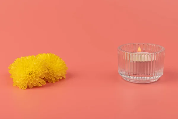 Kurmotiv Mit Blumen Und Kerze Kerzen Und Goldene Dahlien — Stockfoto