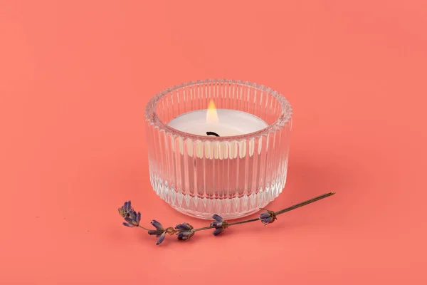 用粉红的背景点着蜡烛和干薰衣草 家庭芳香疗法 — 图库照片