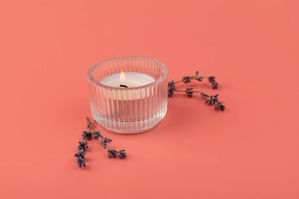 Brennende Kerzen Und Getrockneter Lavendel Auf Rosa Hintergrund Aromatherapie Hause — Stockfoto
