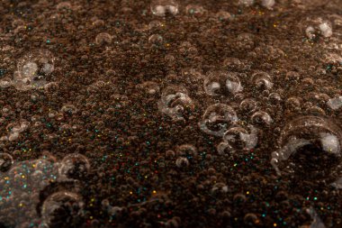 Soyut desenli, içi kabarcıklı şeffaf balçık. Çocuk oyuncağı sümüğü..