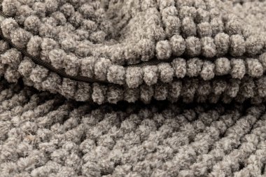 Gri kadife yumuşak banyo paspası dokusu. Banyo aksesuarları. Kapat..