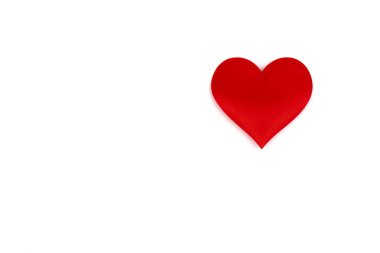 Kırmızı ipek sevgililer günü kartı. El yapımı aşkın sembolü. Aşk ve birliktelik kavramı. Tatil, tebrik kartı, kartpostal ve afiş için tasarım ögesi. 