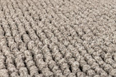 Gri kadife yumuşak banyo paspası dokusu. Banyo aksesuarları. Kapat..