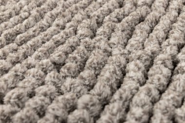 Gri kadife yumuşak banyo paspası dokusu. Banyo aksesuarları. Kapat..