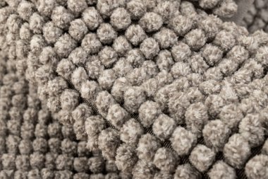 Gri kadife yumuşak banyo paspası dokusu. Banyo aksesuarları. Kapat..