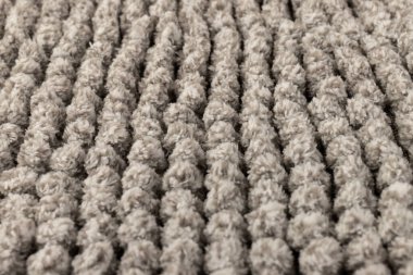 Gri kadife yumuşak banyo paspası dokusu. Banyo aksesuarları. Kapat..