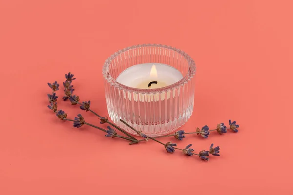 Płonące Świece Suszona Lawenda Różowym Tle Aromaterapia Domowa — Zdjęcie stockowe
