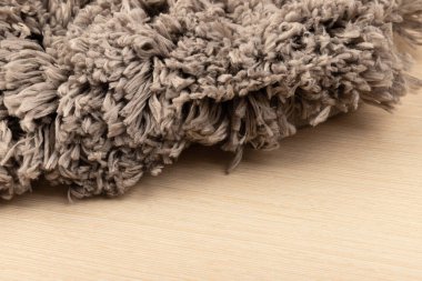 Gri kadife yumuşak banyo paspası dokusu. Banyo aksesuarları. Kapat..