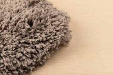 Gri kadife yumuşak banyo paspası dokusu. Banyo aksesuarları. Kapat..