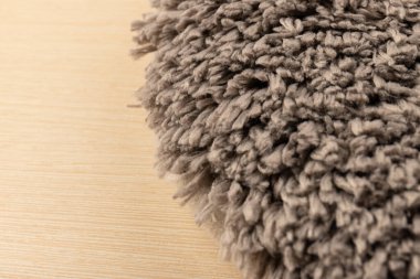 Gri kadife yumuşak banyo paspası dokusu. Banyo aksesuarları. Kapat..