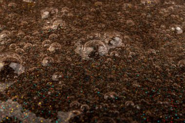 Soyut desenli, içi kabarcıklı şeffaf balçık. Çocuk oyuncağı sümüğü..