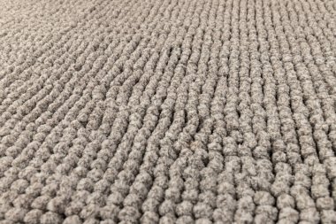 Gri kadife yumuşak banyo paspası dokusu. Banyo aksesuarları. Kapat..