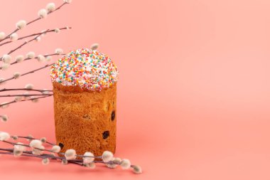 Pembe arka planda söğüt dalları olan paskalya pastaları. Fotokopi alanı olan Paskalya tatili kahvaltı kavramı.