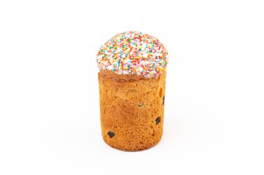 Paskalya kek bir beyaz kap krema yaptı ve beyaz arka plan üzerinde izole renkli toz. Geleneksel Slav, Rus, Ukraynalı şenlikli ev yapımı ekmek Ortodoks Paskalya kutlamaları için.