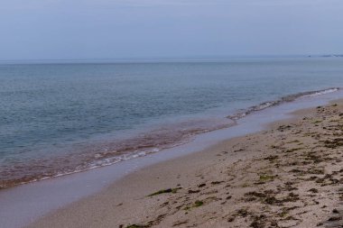 Boş deniz ve sahil arka planı. Mavi denizi ve inanılmaz dalgaları olan güneşli bir sahil.
