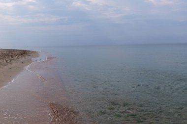 Boş deniz ve sahil arka planı. Mavi denizi ve inanılmaz dalgaları olan güneşli bir sahil.