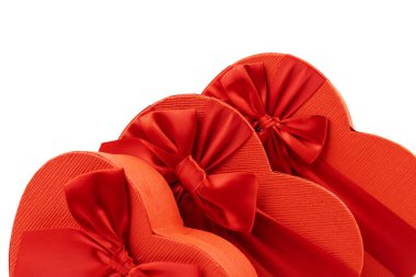 Kırmızı kalp şeklinde hediye kutusu, beyaz arka planda kırmızı kurdele. Sevgililer Günün kutlu olsun. Yıldönümü. 