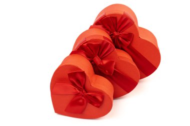 Kırmızı kalp şeklinde hediye kutusu, beyaz arka planda kırmızı kurdele. Sevgililer Günün kutlu olsun. Yıldönümü. 