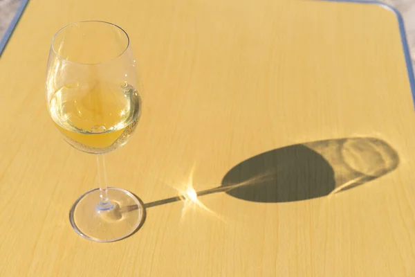 Szklanka Białego Wina Żółtym Tle Słonecznym Efektem Cienia Pustą Przestrzenią — Zdjęcie stockowe