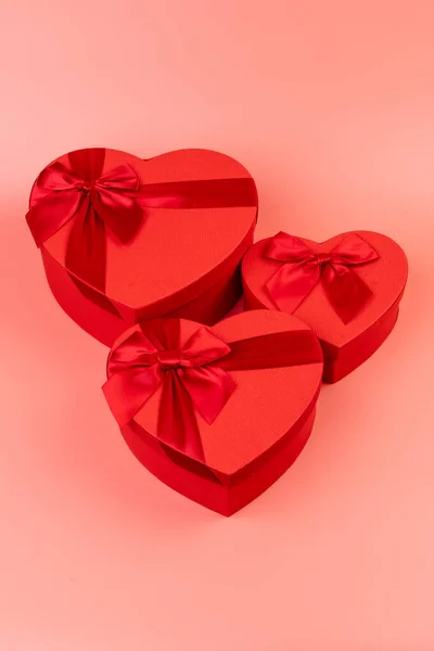 Caixa Presente Forma Coração Vermelho Com Uma Fita Vermelha Fundo — Fotografia de Stock