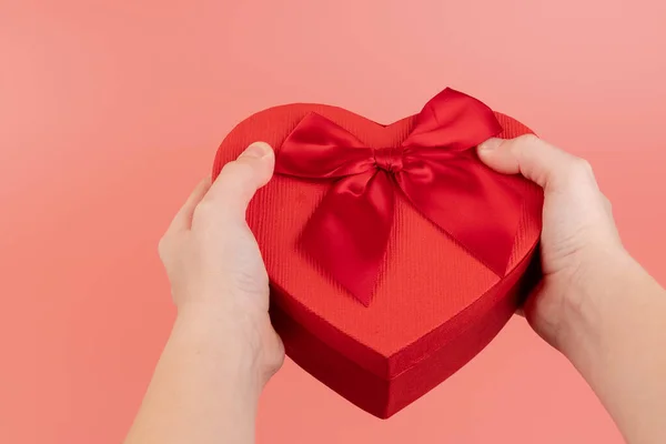Caixa Presente Forma Coração Vermelho Com Uma Fita Vermelha Nas — Fotografia de Stock