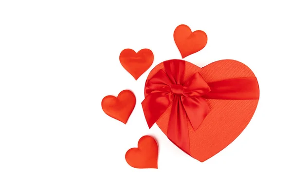 红色心形礼品盒 白色背景上有红丝带 情人节快乐 周年纪念日 — 图库照片