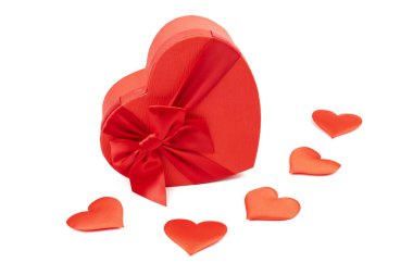 Kırmızı kalp şeklinde hediye kutusu, beyaz arka planda kırmızı kurdele. Sevgililer Günün kutlu olsun. Yıldönümü. 