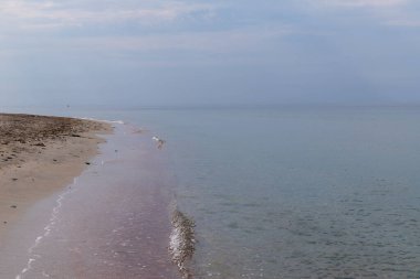 Boş deniz ve sahil arka planı. Mavi denizi ve inanılmaz dalgaları olan güneşli bir sahil.