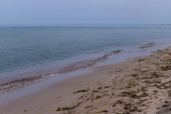 Boş deniz ve sahil arka planı. Mavi denizi ve inanılmaz dalgaları olan güneşli bir sahil.