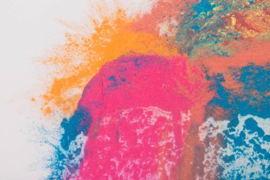 Soyut sprey tozu arkaplanı. Beyaz arka planda renkli barut patlaması. Renkli bir bulut. Renkli toz patlar. Holi boyası.