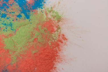 Soyut sprey tozu arkaplanı. Beyaz arka planda renkli barut patlaması. Renkli bir bulut. Renkli toz patlar. Holi boyası.