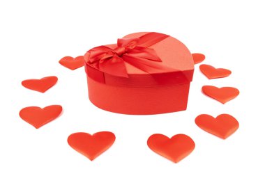 Kırmızı kalp şeklinde hediye kutusu, beyaz arka planda kırmızı kurdele. Sevgililer Günün kutlu olsun. Yıldönümü. 