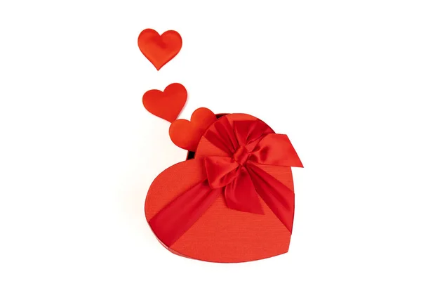 Caixa Presente Forma Coração Vermelho Com Uma Fita Vermelha Fundo — Fotografia de Stock