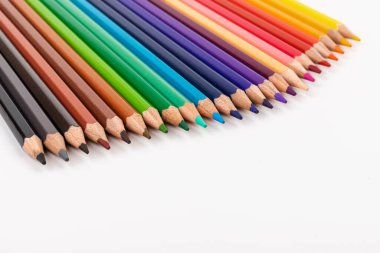 Beyaz arkaplanda yüksek çözünürlüklü çok renkli kalemler. 