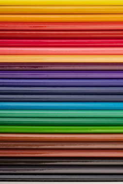 Beyaz arkaplanda yüksek çözünürlüklü çok renkli kalemler. 