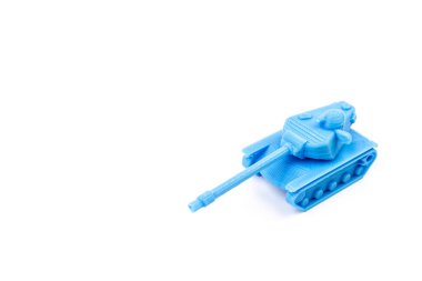 Mavi Plastik Tank Oyuncak Tarafı Görünümü Beyaz Arkaplanda İzole Edildi. Küçük plastik ABS modeli. Mavi iplik. Beyaz arkaplanda izole edilmiş 3d yazıcı tarafından basılan nesneler. 