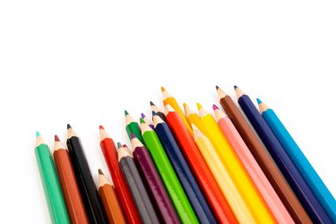 Beyaz arkaplanda yüksek çözünürlüklü çok renkli kalemler. 