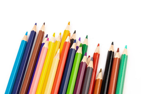 Разноцветные карандаши в высоком разрешении на белом фоне. 