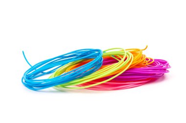 beyaz arkaplandaki 3D yazıcıya yazdırmak için renkli plastik filament