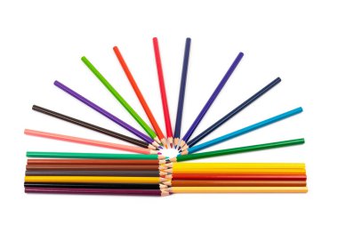 Beyaz arkaplanda yüksek çözünürlüklü çok renkli kalemler. 