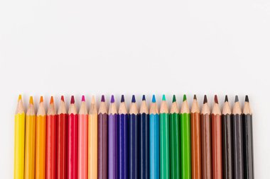 Beyaz arkaplanda yüksek çözünürlüklü çok renkli kalemler. 