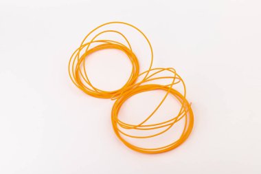 beyaz arkaplandaki 3D yazıcıya yazdırmak için renkli plastik filament
